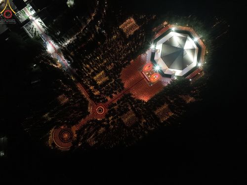 ภาพ No.69376:พิธีจุดประทีปถวายเป็นพุทธบูชา และบูชาธรรมมหาปูชนียาจารย์ ในโครงการธรรมยาตรากตัญญูบูชา มหาปูชนียาจารย์ พระมงคลเทพมุนี(สด จนฺทสโร) พระผู้ปราบมาร ปีที่ 11 ณ อนุสรณ์สถานมหาวิหารพระมงคลเทพมุนี อ.สองพี่น้อง จ.สุพรรณบุรี