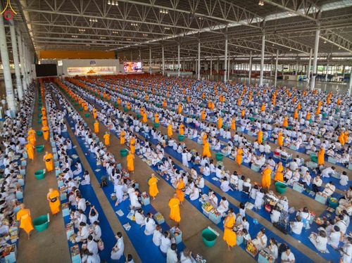 ภาพ No.345372:วันพฤหัสบดีที่ 27 สิงหาคม พ.ศ.2569 พิธีตักบาตรในวันธรรมชัย ณ สภาธรรมกายสากล วัดพระธรรมกาย ปทุมธานี