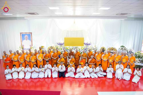 ภาพ No.315889:วันพฤหัสบดีที่ 26 มีนาคม พ.ศ. 2569 พิธีบำเพ็ญกุศล คุณพ่อณรงค์ จินตมากุล  สิริอายุ 99 ปี 11 เดือน โยมบิดา พระครูปลัดรัตนวีรวัฒน์ (รังสฤษดิ์ อิทฺธิจินตโก) ที่ปรึกษาเจ้าคณะจังหวัดปทุมธานี เจ้าอาวาสวัดพระธรรมกาย  ณ ห้องปลูกศรัทธา 2 วัดพระธรรมกาย ปทุมธานี