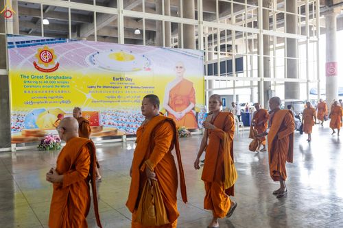 ภาพ No.323751:วันที่ 22 เมษายน พ.ศ.2569(วันคุ้มครองโลก) งานถวายมหาสังฆทาน 40,000 กว่าวัดทั่วประเทศ คณะสงฆ์ฉันภัตตาหารเพล