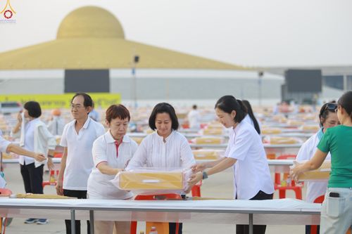 ภาพ No.322609:วันที่ 17 เมษายน พ.ศ.2569 การเรียงกล่องไทยธรรม เรียงน้ำดื่ม เรียงร่ม ณ ลานธรรมพระมหาธรรมกายเจดีย์ เพื่องานถวายมหาสังฆทาน 40,000 กว่าวัดทั่วประเทศ วันคุ้มครองโลก 22 เมษายน พ.ศ.2569 วัดพระธรรมกาย