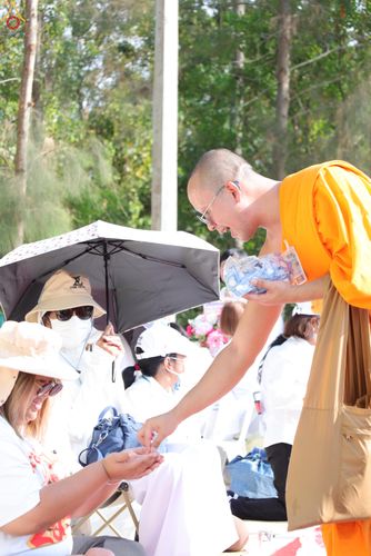 ภาพ No.300703:ภาพเบื้องหลังอาสาสมัครรวมใจ ชุดที่ 3 ในโครงการธรรมยาตรา กตัญญูบูชา มหาปูชนียาจารย์ พระมงคลเทพมุนี(สด จนฺทสโร) พระผู้ปราบมาร อนุสรณ์สถาน 7 แห่ง ปีที่ 14