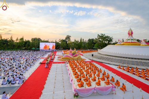 ภาพ No.70217:พิธีจุดประทีปถวายเป็นพุทธบูชา และบูชาธรรมมหาปูชนียาจารย์ ในโครงการธรรมยาตรากตัญญูบูชา มหาปูชนียาจารย์ พระมงคลเทพมุนี(สด จนฺทสโร) พระผู้ปราบมาร ปีที่ 11 ณ อนุสรณ์สถานลำดับที่ 2 สถานที่ตั้งมโนปณิธานบวชตลอดชีวิต อนุสรณ์สถานคลองบางนางแท่น อ.สามพราน จ.นครปฐม 
