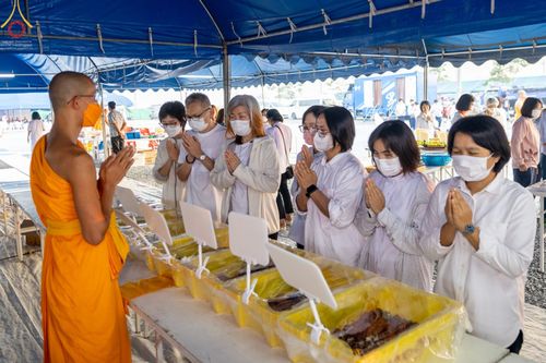 ภาพ No.73908:พิธีถวายภัตตาหารเป็นสังฆทาน แด่คณะพระธรรมยาตราฯ ในโครงการธรรมยาตรากตัญญูบูชา มหาปูชนียาจารย์ พระมงคลเทพมุนี(สด จนฺทสโร) พระผู้ปราบมาร อนุสรณ์สถาน 7 แห่ง ปีที่ 11 วันที่ 23 มกราคม พ.ศ. 2566