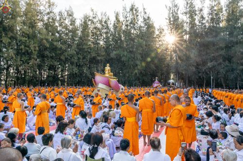 ภาพ No.289361:วันที่ 7 มกราคม พ.ศ. 2569 พิธีตักบาตรพระธรรมยาตรา ณ อนุสรณ์สถานลำดับที่ 1 สถานที่เกิดด้วยรูปกายเนื้อ อนุสรณ์สถานมหาวิหารพระมงคลเทพมุนี (โลตัสแลนด์) อ.สองพี่น้อง จ.สุพรรณบุรี ในโครงการธรรมยาตรา กตัญญูบูชา มหาปูชนียาจารย์ พระมงคลเทพมุนี(สด จนฺทสโร) พระผู้ป