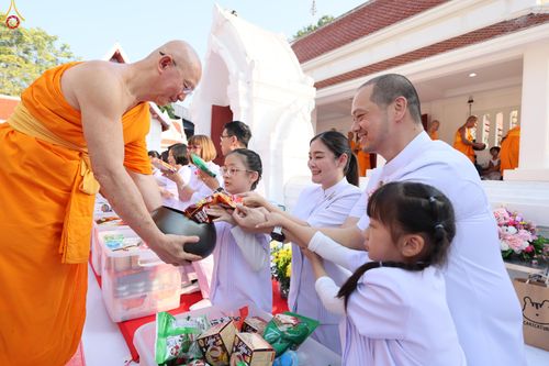 ภาพ No.297670:วันที่ 18 มกราคม พ.ศ. 2569 พิธีตักบาตรพระธรรมยาตรา ณ วัดโบสถ์บน ต.บางคูเวียง จ.นนทบุรี อนุสรณ์สถานลำดับที่ 4 สถานที่เกิดด้วยกายธรรม ในโครงการธรรมยาตรา กตัญญูบูชา มหาปูชนียาจารย์ พระมงคลเทพมุนี(สด จนฺทสโร) พระผู้ปราบมาร อนุสรณ์สถาน 7 แห่ง ปีที่ 14