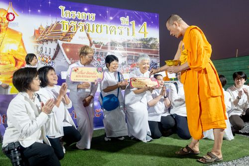 ภาพ No.295521:วันที่ 16 มกราคม พ.ศ. 2569 พิธีถวายภัตตาหารเป็นสังฆทาน แด่พระธรรมยาตรา ณ วัดโบสถ์บน ต.บางคูเวียง จ.นนทบุรี อนุสรณ์สถานลำดับที่ 4 สถานที่เกิดด้วยกายธรรม ในโครงการธรรมยาตรา กตัญญูบูชา มหาปูชนียาจารย์ พระมงคลเทพมุนี(สด จนฺทสโร) พระผู้ปราบมาร อนุสรณ์สถาน 7 แ