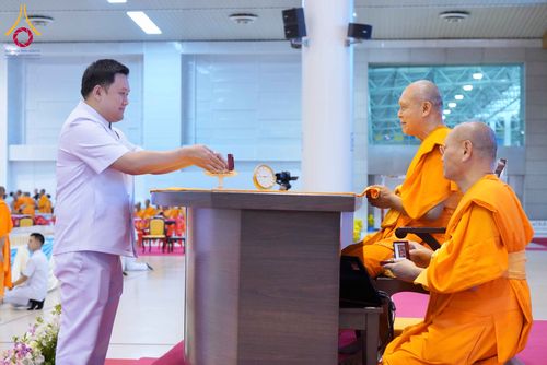 ภาพ No.338028:วันอาทิตย์ต้นเดือน 5 กรกฎาคม พ.ศ.2569 สัมมนาพิเศษ พิธีมอบพระของขวัญ ณ ห้องแก้วสารพัด1 วัดพระธรรมกาย
