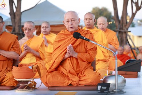 ภาพ No.284196:วันเสาร์ที่ 20 ธันวาคม พ.ศ.2568  พิธีตักบาตรพระ 10,000 รูป เนื่องในโอกาส 194 ปี จังหวัดกาญจนบุรี และอุทิศส่วนกุศลให้แด่บรรพชนทั้งหลาย บริเวณถนนสองแคว (Skywalk) เมืองกาญจนบุรี