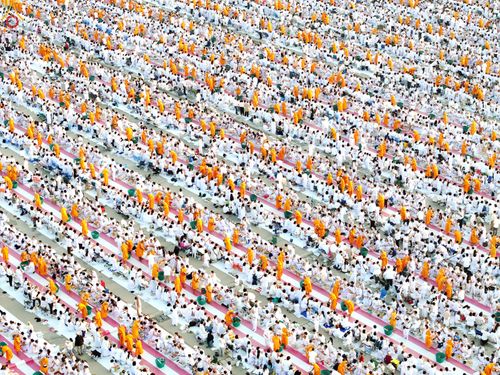 ภาพ No.279899:วันที่ 1 มกราคม พ.ศ.2569 พิธีตักบาตรในวันขึ้นปีใหม่ ณ ลานธรรม วัดพระธรรมกาย