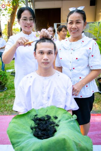 ภาพ No.319727:วันอาทิตย์ที่ 5 เมษายน พ.ศ.2569 พิธีตัดปอยผม และปลงผมนาคธรรมทายาท โครงการบรรพชาและอุปสมบทหมู่ รุ่นบูชาธรรม 82 ปี หลวงพ่อธัมมชโย