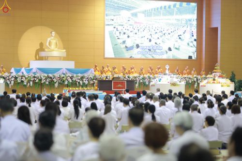 ภาพ No.311418:วันอาทิตย์ต้นเดือนที่ 1 มีนาคม พ.ศ.2569 พิธีตักบาตร และ พิธีบูชาข้าวพระ ณ สภาธรรมกายสากล วัดพระธรรมกาย