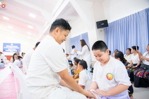 ภาพ No.320081:วันเสาร์ที่ 4 เมษายน 2569 พิธีตัดปอยผม ขอขมาผู้ปกครอง  มอบบาตร-ผ้าไตร และพิธีบรรพชาสามเณร 87 รูป  ณ ศูนย์ปฏิบัติธรรมระยอง(บ้านช่องลม)  ต.บางบุตร อ.บ้านค่าย จ.ระยอง