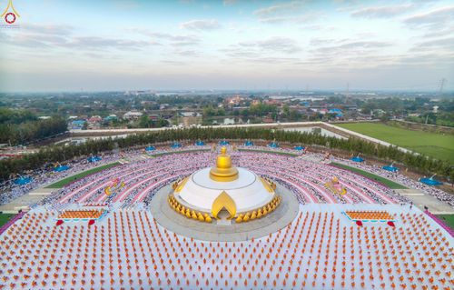 ภาพ No.302479:วันที่ 24 มกราคม พ.ศ. 2569 พิธีตักบาตรพระธรรมยาตรา ณ อนุสรณ์สถานลำดับที่ 5 สถานที่เผยแผ่วิชชาธรรมกายครั้งแรก อนุสรณ์สถานบางปลา วัดบางปลา อำเภอบางเลน จังหวัดนครปฐม ในโครงการธรรมยาตรา กตัญญูบูชา มหาปูชนียาจารย์ พระมงคลเทพมุนี(สด จนฺทสโร) พระผู้ปราบมาร อนุส