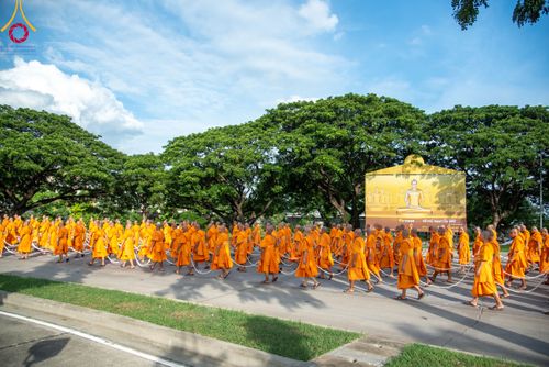 ภาพ No.89100:พิธีอัญเชิญรูปหล่อทองคำ  คุณยายอาจารย์มหารัตนอุบาสิกาจันทร์ ขนนกยูง เพื่อประดิษฐาน ณ มหาวิหารคุณยายอาจารย์ฯ เนื่องในวันครูผู้ค้นพบวิชชาธรรมกาย วันศุกร์ที่ 29 กันยายน พ.ศ. 2566