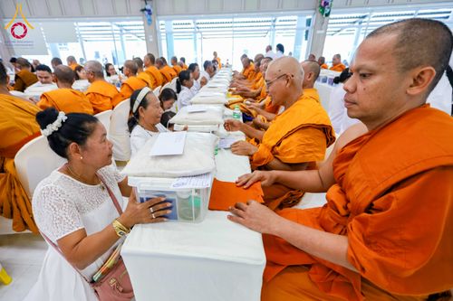 ภาพ No.313807:วันเสาร์ที่ 14 มีนาคม พ.ศ. 2569 พิธีตักบาตรแด่คณะสงฆ์ 323 วัด 4 จังหวัดชายแดนภาคใต้ พิธีถวายสังฆทานแด่คณะสงฆ์ 323 วัด ปีที่ 22 ครั้งที่ 183 พิธีมอบกองทุนหนุนแรงใจช่วยครูใต้ ปีที่ 19 ครั้งที่ 146 และพิธีทำบุญอุทิศส่วนกุศลให้ผู้วายชนม์ ณ ศูนย์ปฏิบัติธรรมภา