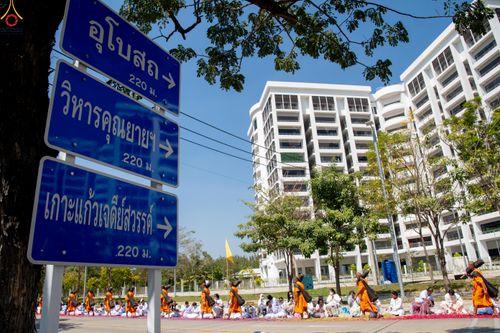 ภาพ No.304556:วันที่ 25 มกราคม พ.ศ. 2569 พิธีต้อนรับพระธรรมยาตรา (ภาพชุดที่ 2) รร.สามัคคีราษฏร์บำรุง-วัดพระธรรมกาย ในโครงการธรรมยาตรา กตัญญูบูชา มหาปูชนียาจารย์ พระมงคลเทพมุนี(สด จนฺทสโร) พระผู้ปราบมาร อนุสรณ์สถาน 7 แห่ง ปีที่ 14