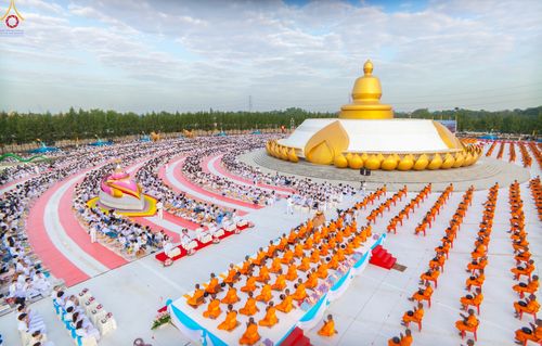 ภาพ No.302574:วันที่ 24 มกราคม พ.ศ. 2569 พิธีตักบาตรพระธรรมยาตรา(ภาพชุดที่ 2) ณ อนุสรณ์สถานลำดับที่ 5 สถานที่เผยแผ่วิชชาธรรมกายครั้งแรก อนุสรณ์สถานบางปลา วัดบางปลา อำเภอบางเลน จังหวัดนครปฐม ในโครงการธรรมยาตรา กตัญญูบูชา มหาปูชนียาจารย์ พระมงคลเทพมุนี(สด จนฺทสโร) พระผู