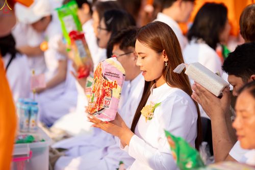 ภาพ No.297601:วันที่ 18 มกราคม พ.ศ. 2569 พิธีตักบาตรพระธรรมยาตรา ณ วัดโบสถ์บน ต.บางคูเวียง จ.นนทบุรี อนุสรณ์สถานลำดับที่ 4 สถานที่เกิดด้วยกายธรรม ในโครงการธรรมยาตรา กตัญญูบูชา มหาปูชนียาจารย์ พระมงคลเทพมุนี(สด จนฺทสโร) พระผู้ปราบมาร อนุสรณ์สถาน 7 แห่ง ปีที่ 14