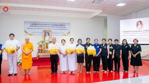 ภาพ No.327565:วันศุกร์ที่ 1 พฤษภาคม พ.ศ. 2569 รวมใจพสกนิกรชาวอำเภอคลองหลวง ประดิษฐ์ดอกไม้จันทน์ เพื่อใช้ในพิธีถวายดอกไม้จันทน์ในงานพระราชพิธีถวายพระเพลิงพระบรมศพ สมเด็จพระนางเจ้าสิริกิติ์ พระบรมราชินีนาถ พระบรมราชชนนีพันปีหลวง ณ วัดพระธรรมกาย