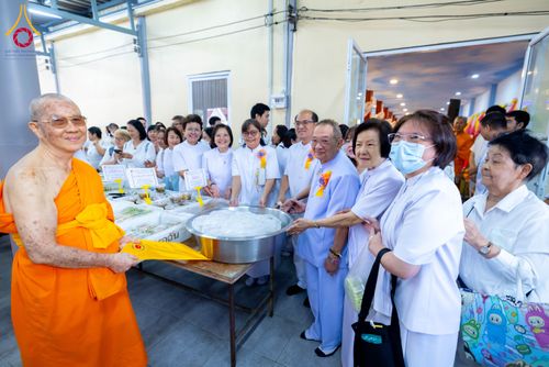 ภาพ No.294857:วันที่ 15 มกราคม พ.ศ. 2569 พิธีถวายภัตตาหารเป็นสังฆทาน แด่พระธรรมยาตรา ณ วัดโบสถ์บน ต.บางคูเวียง จ.นนทบุรี อนุสรณ์สถานลำดับที่ 4 สถานที่เกิดด้วยกายธรรม ในโครงการธรรมยาตรา กตัญญูบูชา มหาปูชนียาจารย์ พระมงคลเทพมุนี(สด จนฺทสโร) พระผู้ปราบมาร อนุสรณ์สถาน 7 แ