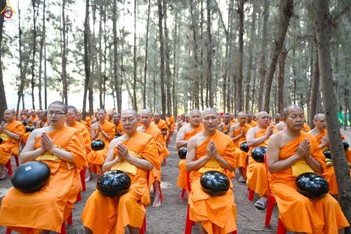 ภาพ No.289293:วันที่ 7 มกราคม พ.ศ. 2569 พิธีตักบาตรพระธรรมยาตรา ณ อนุสรณ์สถานลำดับที่ 1 สถานที่เกิดด้วยรูปกายเนื้อ อนุสรณ์สถานมหาวิหารพระมงคลเทพมุนี (โลตัสแลนด์) อ.สองพี่น้อง จ.สุพรรณบุรี ในโครงการธรรมยาตรา กตัญญูบูชา มหาปูชนียาจารย์ พระมงคลเทพมุนี(สด จนฺทสโร) พระผู้ป