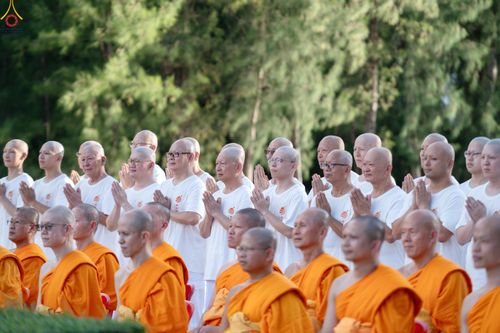 ภาพ No.338389:วันอาทิตย์ที่ 5 กรกฎาคม พศ.2569 พิธีตัดปอยผมธรรมทายาทนานาชาติ IDOP รุ่นที่ 21 จากประเทศจีน มาเลเซีย สิงคโปร์ และไต้หวัน ณ โถงช้าง วัดพระธรรมกาย