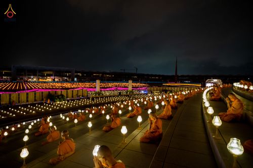 ภาพ No.81887:พิธีจุดวิสาขประทีปและเวียนประทักษิณ เนื่องในวันวิสาขบูชา วันเสาร์ที่ 3 มิถุนายน 2566 ณ ลานธรรมพระมหาธรรมกายเจดีย์ วัดพระธรรมกาย จ.ปทุมธานี