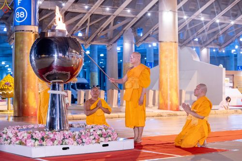 ภาพ No.280285:วันที่ 31 ธันวาคม พ.ศ.2568 -วันที่ 1 มกราคม พ.ศ.2569 พิธีฉลองชัยสวดมนต์บทธัมมจักกับปปวัตนสูตร ครบ 8,000,000,000 จบ , พิธีสวดมนต์ข้ามปี ณ วัดพระธรรมกาย