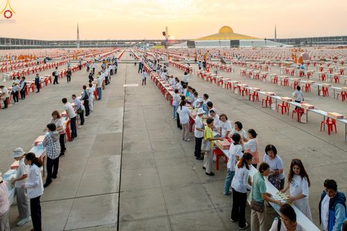 ภาพ No.322676:วันที่ 17 เมษายน พ.ศ.2569 การเรียงกล่องไทยธรรม เรียงน้ำดื่ม เรียงร่ม ณ ลานธรรมพระมหาธรรมกายเจดีย์ เพื่องานถวายมหาสังฆทาน 40,000 กว่าวัดทั่วประเทศ วันคุ้มครองโลก 22 เมษายน พ.ศ.2569 วัดพระธรรมกาย