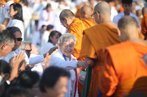 ภาพ No.284266:วันเสาร์ที่ 20 ธันวาคม พ.ศ.2568  พิธีตักบาตรพระ 10,000 รูป เนื่องในโอกาส 194 ปี จังหวัดกาญจนบุรี และอุทิศส่วนกุศลให้แด่บรรพชนทั้งหลาย บริเวณถนนสองแคว (Skywalk) เมืองกาญจนบุรี