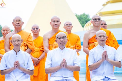 ภาพ No.330268:วันที่ 30 พฤษภาคม พ.ศ.2569 พิธีตัดปอยผมและปลงผม อุบาสกอุปสมบทอุทิศชีวิต 11 ท่าน ณ โบสถ์พระไตรปิฎก วัดพระธรรมกาย จังหวัดปทุมธานี
