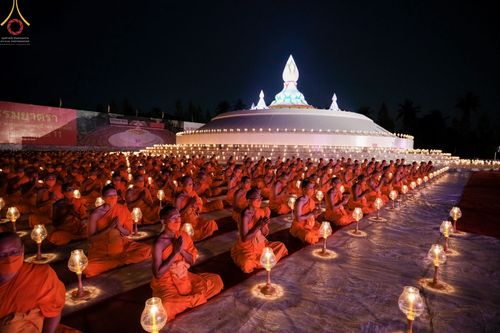 ภาพ No.70287:พิธีจุดประทีปถวายเป็นพุทธบูชา และบูชาธรรมมหาปูชนียาจารย์ ในโครงการธรรมยาตรากตัญญูบูชา มหาปูชนียาจารย์ พระมงคลเทพมุนี(สด จนฺทสโร) พระผู้ปราบมาร ปีที่ 11 ณ อนุสรณ์สถานลำดับที่ 2 สถานที่ตั้งมโนปณิธานบวชตลอดชีวิต อนุสรณ์สถานคลองบางนางแท่น อ.สามพราน จ.นครปฐม 