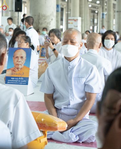 ภาพ No.84130:พิธีเวียนประทักษิณ พิธีวันทาเจดีย์ พิธีขอขมา และมอบผ้าไตร  ในโครงการบรรพชาอุปสมบทหมู่ธรรมทายาทรุ่นเข้าพรรษา และโครงการบรรพชาสามเณรโรงเรียนนานาชาติ รุ่นที่12 ในวันเสาร์ที่ 22 กรกฎาคม พ.ศ. 2566