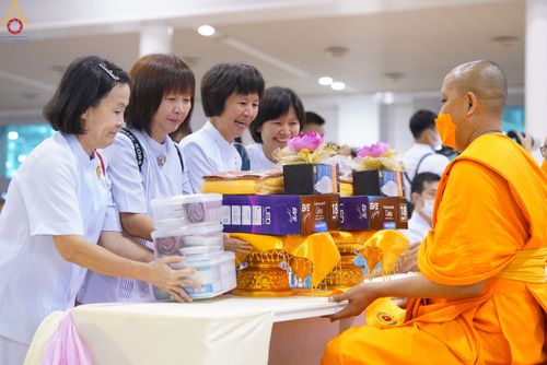 ภาพ No.84521:พิธีถวายผ้าอาบน้ำฝนและประทีปโคมไฟ ในวันอาสาฬหบูชา ณ ห้องแก้วสารพัดนึก 1 วัดพระธรรมกาย วันอังคารที่ 1 สิงหาคม พ.ศ. 2566