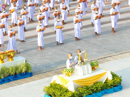 ภาพ No.79787:พิธีเวียนประทักษิณ ณ พระมหาธรรมกายเจดีย์ และพิธีวันทาเจดีย์ ในโครงการบรรพชาสามเณรฟื้นฟูพระพุทธศาสนาทั่วไทย วันเสาร์ที่ 8 เมษายน พ.ศ.2566