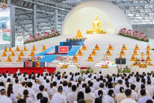 ภาพ No.82998:พิธีตักบาตร ณ บ้านแก้วเรือนทองคุณยายอาจารย์ฯ พิธีบูชาข้าวพระ ณ สภาธรรมกายสากล วัดพระธรรมกาย ในวันอาทิตย์ต้นเดือนที่ 2 ก.ค. พ.ศ.2566