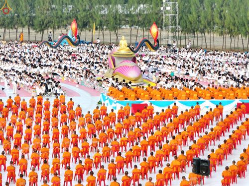 ภาพ No.302592:วันที่ 24 มกราคม พ.ศ. 2569 พิธีตักบาตรพระธรรมยาตรา(ภาพชุดที่ 2) ณ อนุสรณ์สถานลำดับที่ 5 สถานที่เผยแผ่วิชชาธรรมกายครั้งแรก อนุสรณ์สถานบางปลา วัดบางปลา อำเภอบางเลน จังหวัดนครปฐม ในโครงการธรรมยาตรา กตัญญูบูชา มหาปูชนียาจารย์ พระมงคลเทพมุนี(สด จนฺทสโร) พระผู