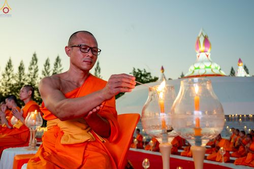 ภาพ No.292074:วันที่ 10 มกราคม พ.ศ. 2569 พิธีจุดประทีปถวายเป็นพุทธบูชา และบูชาธรรมมหาปูชนียาจารย์  ณ อนุสรณ์สถานคลองบางนางแท่น อ.สามพราน จ.นครปฐม ในโครงการธรรมยาตรา กตัญญูบูชา มหาปูชนียาจารย์ พระมงคลเทพมุนี(สด จนฺทสโร) พระผู้ปราบมาร อนุสรณ์สถาน 7 แห่ง ปีที่ 14