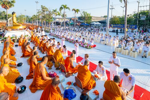 ภาพ No.282645:วันเสาร์ที่ 20 ธันวาคม พ.ศ.2568 พิธีตักบาตรพระ 10,000 รูป (ชุด 2) เนื่องในโอกาส 194 ปี จังหวัดกาญจนบุรี และอุทิศส่วนกุศลให้แด่บรรพชนทั้งหลาย บริเวณถนนสองแคว (Skywalk) เมืองกาญจนบุรี