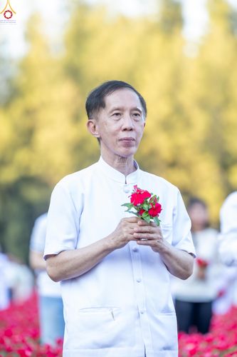 ภาพ No.280937:วันที่ 28 ธันวาคม พ.ศ.2568 กิจกรรมเก็บดอกแพงรวย ณ ทุ่งสวรรค์ตะวันฉาย วัดพระธรรมกาย