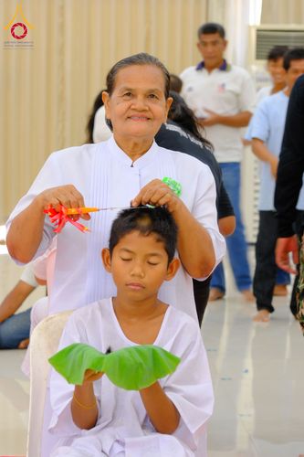 ภาพ No.319862:วันเสาร์ที่ 4 เมษายน พ.ศ.2569 พิธีตัดปอยผมและปลงผม พิธีขอขมาผู้ปกครองและมอบผ้าไตร พิธีบรรพชาและถวายบาตร ณ ศูนย์ปฏิบัติธรรมและศูนย์อบรมเยาวชนเพชรบุรี  ต.ท่าแลง อ.ท่ายาง จ.เพชรบุรี