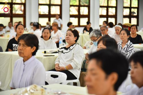 ภาพ No.327426:วันศุกร์ที่ 1 พฤษภาคม พ.ศ. 2569 รวมใจพสกนิกรชาวอำเภอคลองหลวง ประดิษฐ์ดอกไม้จันทน์ เพื่อใช้ในพิธีถวายดอกไม้จันทน์ในงานพระราชพิธีถวายพระเพลิงพระบรมศพ สมเด็จพระนางเจ้าสิริกิติ์ พระบรมราชินีนาถ พระบรมราชชนนีพันปีหลวง ณ วัดพระธรรมกาย