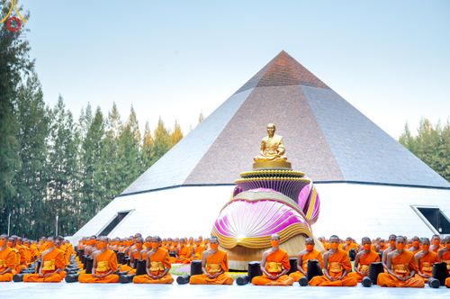 ภาพ No.106238:พระธรรมยาตราร่วมปฏิบัติธรรม และถ่ายภาพหมู่ประวัติศาสตร์ ในโครงการธรรมยาตรากตัญญูบูชา มหาปูชนียาจารย์ พระมงคลเทพมุนี(สด จนฺทสโร) พระผู้ปราบมาร  อนุสรณ์สถาน 7 แห่ง ปีที่ 12  วันที่ 4 มกราคม พ.ศ. 2567  ณ อนุสรณ์สถานมหาวิหารพระมงคลเทพมุนี จ.สุพรรณบุรี