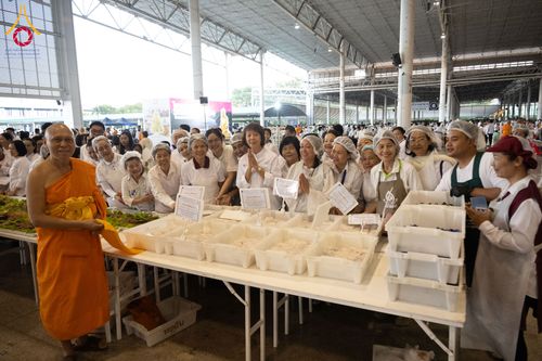 ภาพ No.287318:วันที่ 3 มกราคม พ.ศ.2569 พิธีถวายภัตตาหารเป็นสังฆทาน แด่พระธรรมยาตรา ณ วัดพระธรรมกาย  จังหวัดปทุมธานี ในโครงการธรรมยาตรา กตัญญูบูชา มหาปูชนียาจารย์ พระมงคลเทพมุนี(สด จนฺทสโร) พระผู้ปราบมาร อนุสรณ์สถาน 7 แห่ง ปีที่ 14