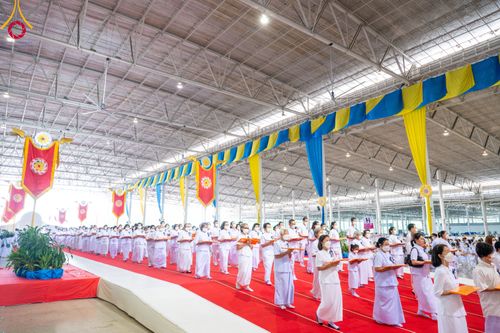 ภาพ No.86324:วันธรรมชัย ปีที่ 55 พิธีทอดผ้าป่ากฐินสมทบครั้งที่1, พิธีเจริญพุทธมนต์ ลูกนิมิตมหาสมบัติฯ พิธีจุดประทีป,พิธีฉลองชัยสวดมนต์บทธัมมจักกัปปวัตนสูตร วันอาทิตย์ที่ 27 สิงหาคม พ.ศ.2566 ณ สภาธรรมกายสากล / มหารัตนวิหารคด วัดพระธรรมกาย