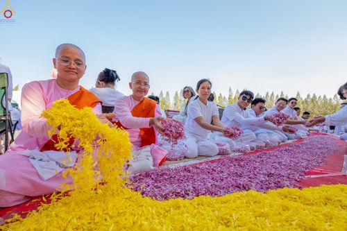 ภาพ No.290382:วันที่ 7 มกราคม พ.ศ. 2569 พิธีต้อนรับพระธรรมยาตรา ณ อนุสรณ์สถานลำดับที่ 2  สถานที่ตั้งมโนปณิธานบวชตลอดชีวิต อนุสรณ์สถานคลองบางนางแท่น (ภาพชุดที่ 2) อ.สามพราน จ.นครปฐม ในโครงการธรรมยาตรา กตัญญูบูชา มหาปูชนียาจารย์ พระมงคลเทพมุนี(สด จนฺทสโร) พระผู้ปราบมาร 