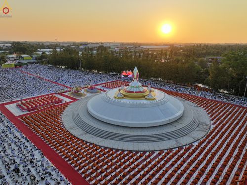 ภาพ No.292051:วันที่ 10 มกราคม พ.ศ. 2569 พิธีจุดประทีปถวายเป็นพุทธบูชา และบูชาธรรมมหาปูชนียาจารย์  ณ อนุสรณ์สถานคลองบางนางแท่น อ.สามพราน จ.นครปฐม ในโครงการธรรมยาตรา กตัญญูบูชา มหาปูชนียาจารย์ พระมงคลเทพมุนี(สด จนฺทสโร) พระผู้ปราบมาร อนุสรณ์สถาน 7 แห่ง ปีที่ 14