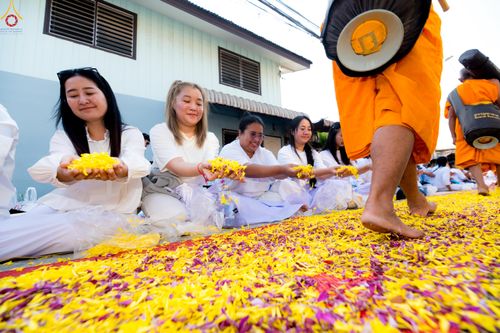 ภาพ No.295234:วันที่ 16 มกราคม พ.ศ. 2569 พิธีต้อนรับพระธรรมยาตรา อนุสรณ์สถานลำดับที่ 4 (ภาพชุดที่ 2) สถานที่เกิดด้วยกายธรรม ณ วัดโบสถ์บน ต.บางคูเวียง จ.นนทบุรี ในโครงการธรรมยาตรา กตัญญูบูชา มหาปูชนียาจารย์ พระมงคลเทพมุนี(สด จนฺทสโร) พระผู้ปราบมาร อนุสรณ์สถาน 7 แห่ง ปี