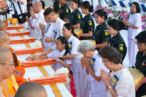 ภาพ No.282600:วันเสาร์ที่ 20 ธันวาคม พ.ศ.2568 พิธีตักบาตรพระ 10,000 รูป (ชุด 2) เนื่องในโอกาส 194 ปี จังหวัดกาญจนบุรี และอุทิศส่วนกุศลให้แด่บรรพชนทั้งหลาย บริเวณถนนสองแคว (Skywalk) เมืองกาญจนบุรี